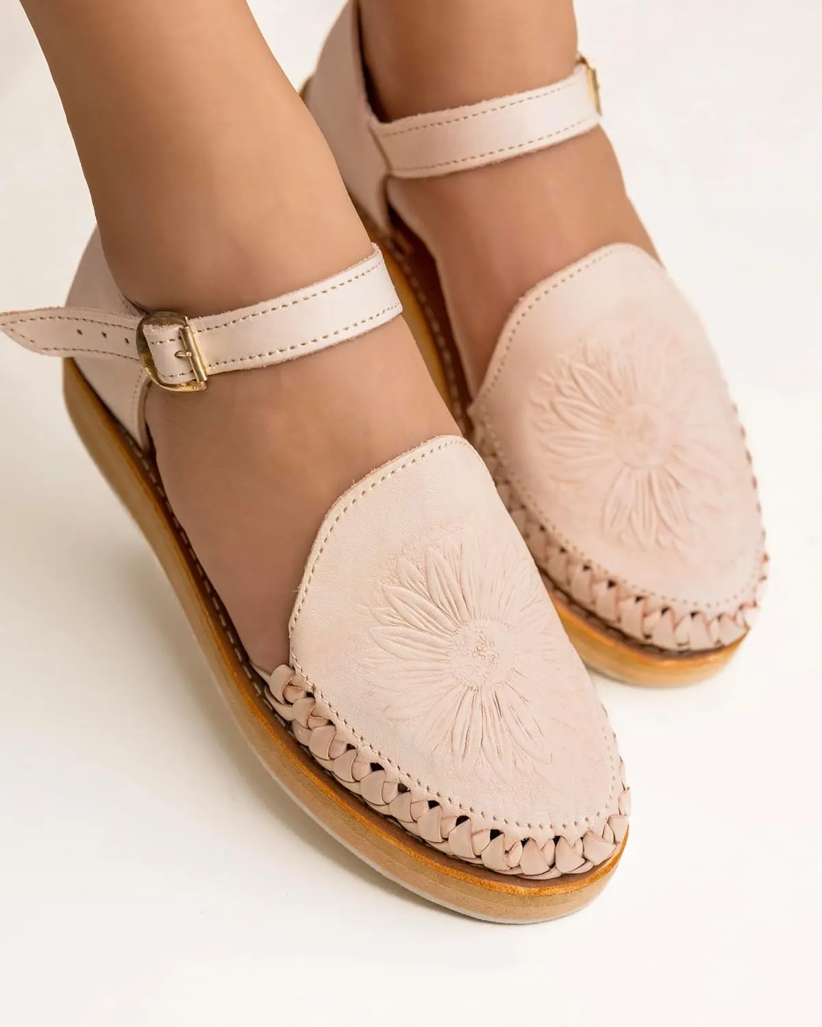Mexico en la Piel Handcrafted Leather Huarache Sandals for Women - Closed Toe with Sunflower Cutout Design, Adjustable Ankle Strap, Natural Color, 1-inch EVA Sole, Comfortable and Durable
