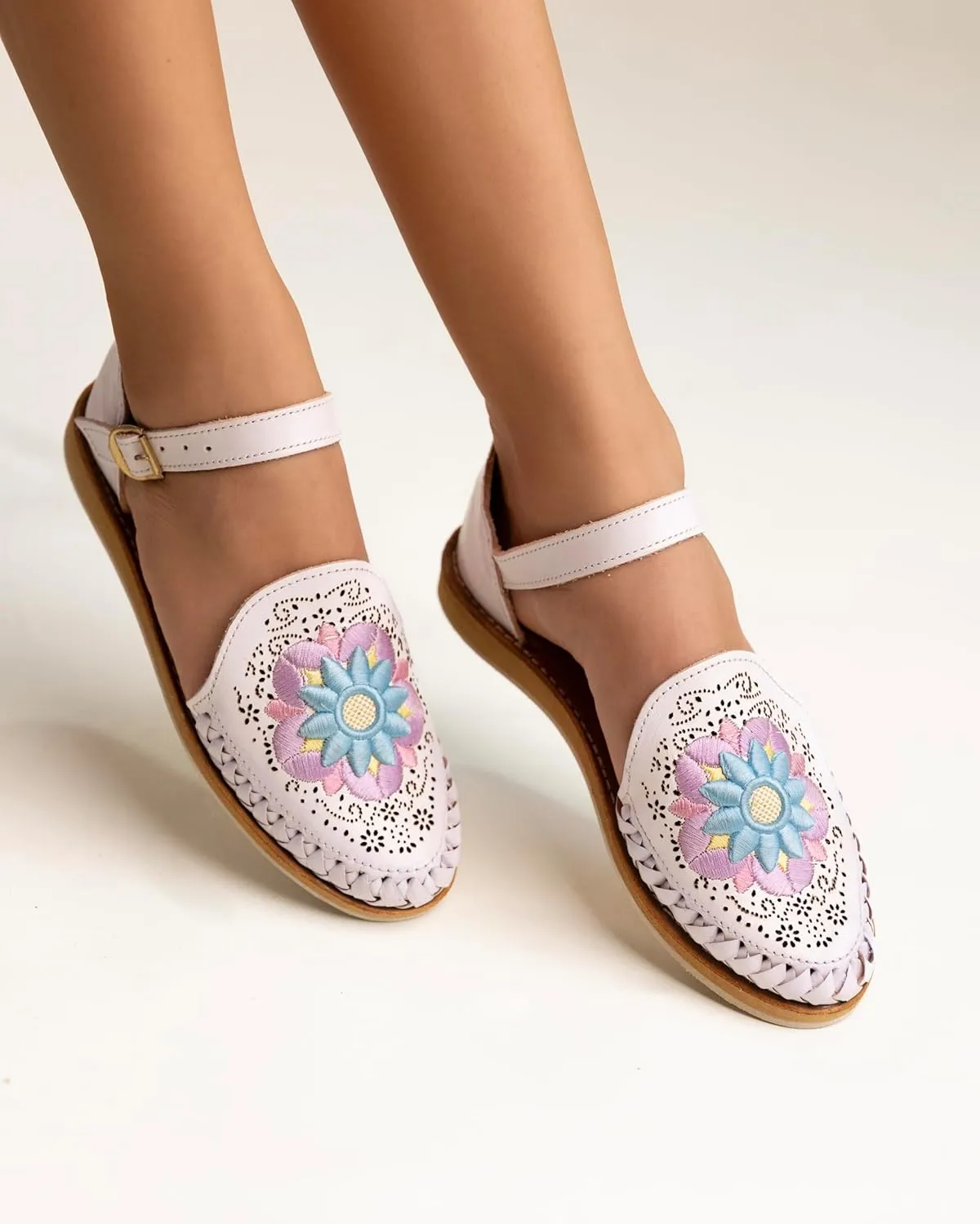 Mexico en la Piel Handcrafted White Leather Flat Sandals for Women - Closed Heel with Floral Embroidery, Adjustable Ankle Buckle, Water-Resistant, Comfortable, Durable