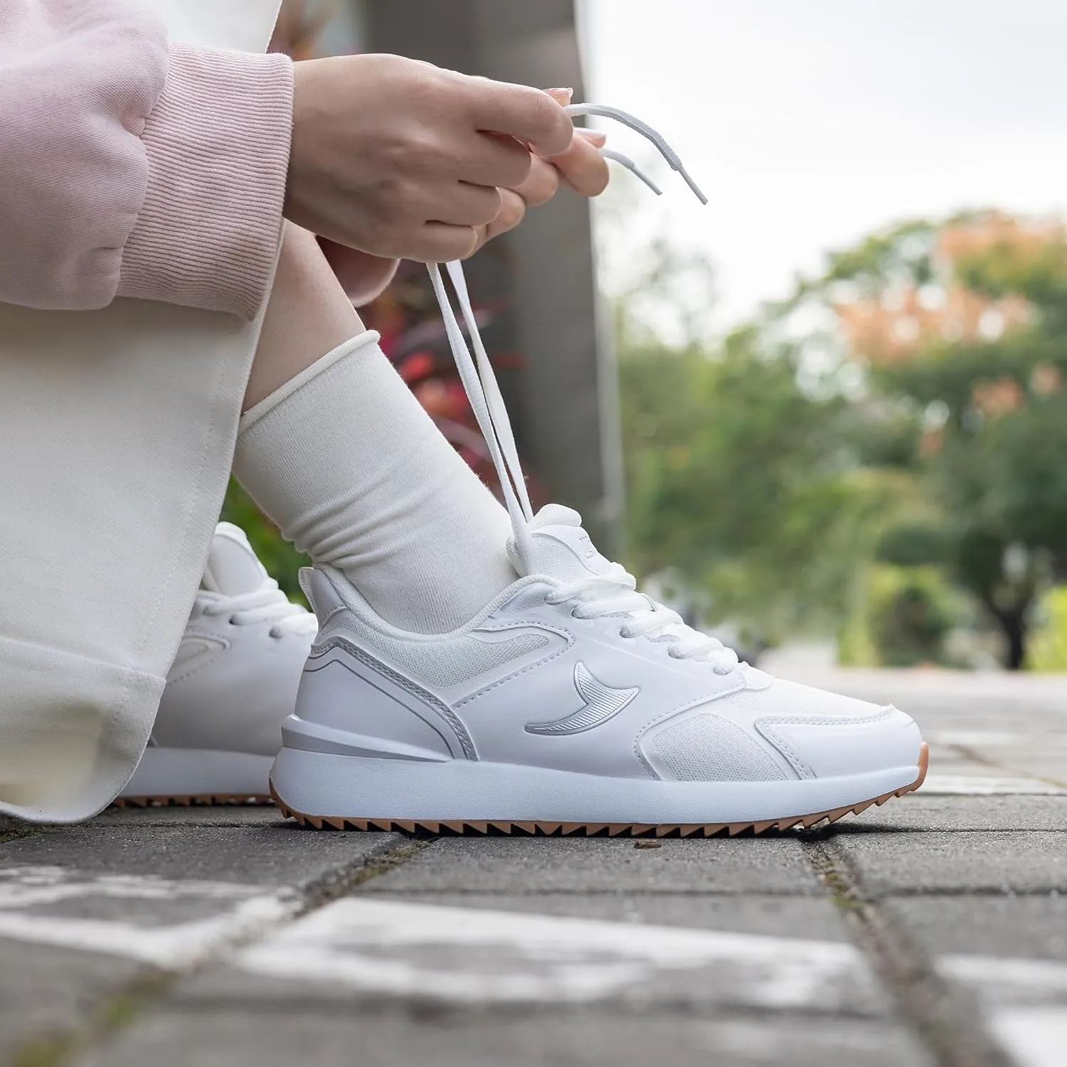Quseek Classic Sneakers for Women Trendy Retro Fashion Skate Shoes Lace-up Gum Sole Simple Casual Gym Walking Shopping Shoe
