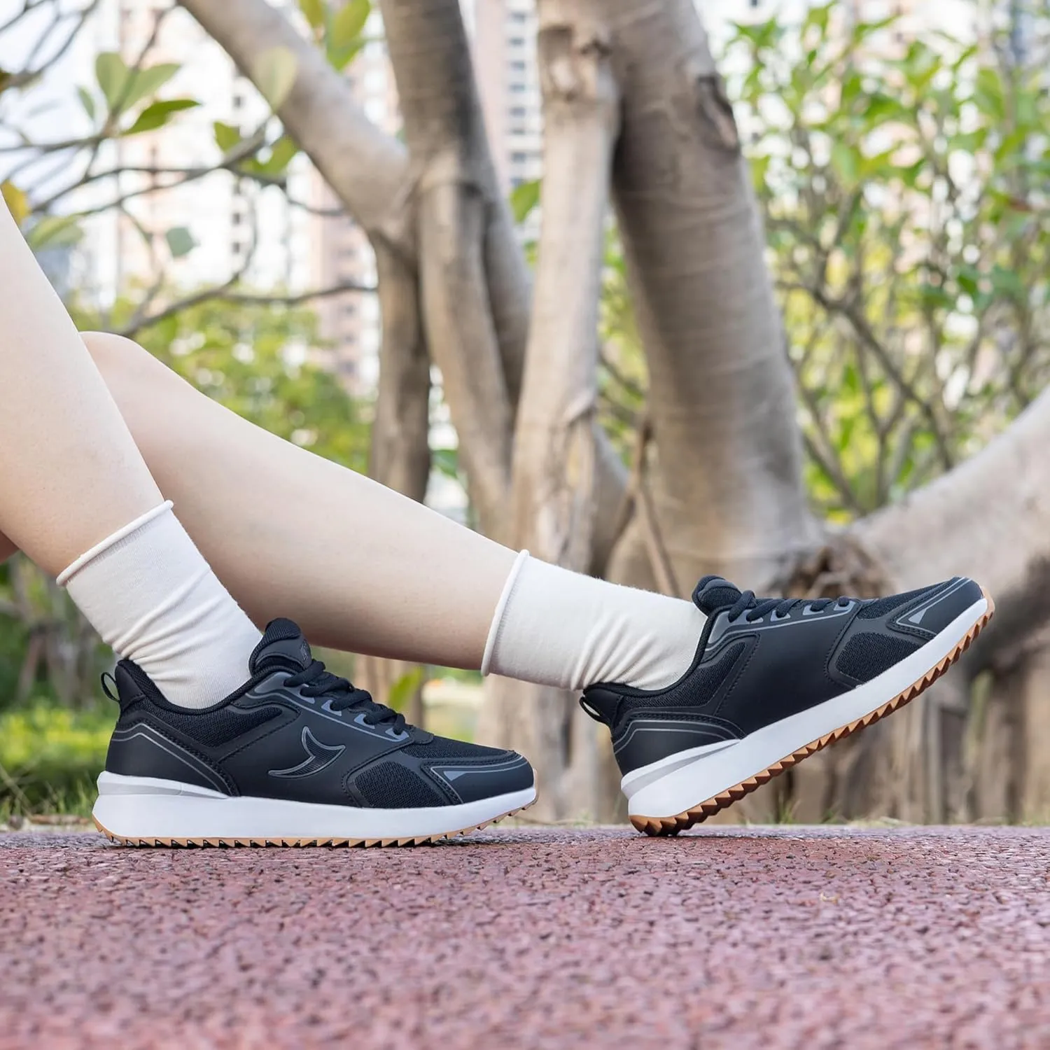 Quseek Classic Sneakers for Women Trendy Retro Fashion Skate Shoes Lace-up Gum Sole Simple Casual Gym Walking Shopping Shoe
