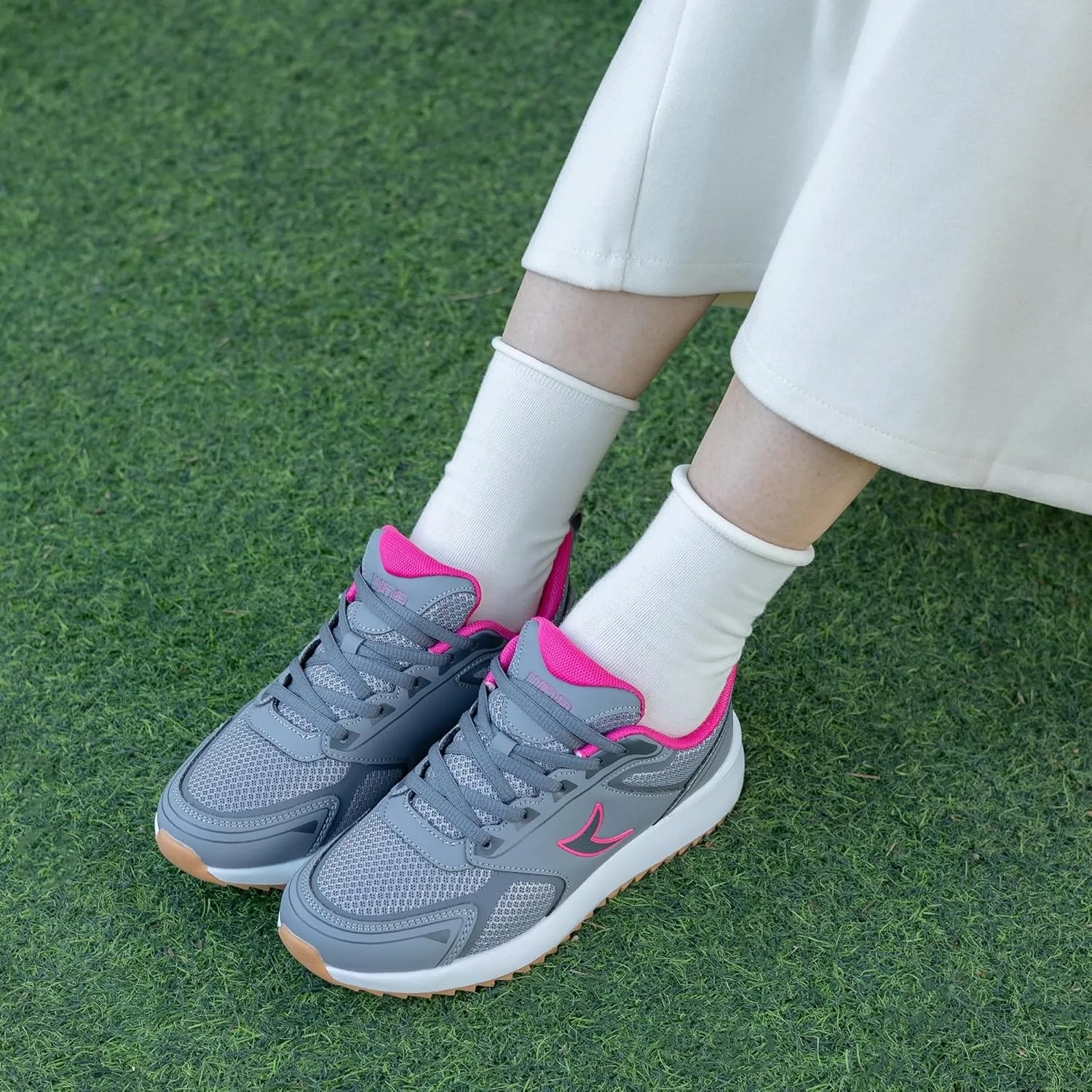 Quseek Classic Sneakers for Women Trendy Retro Fashion Skate Shoes Lace-up Gum Sole Simple Casual Gym Walking Shopping Shoe