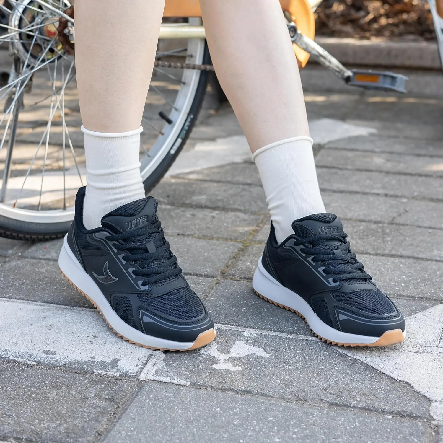 Quseek Classic Sneakers for Women Trendy Retro Fashion Skate Shoes Lace-up Gum Sole Simple Casual Gym Walking Shopping Shoe