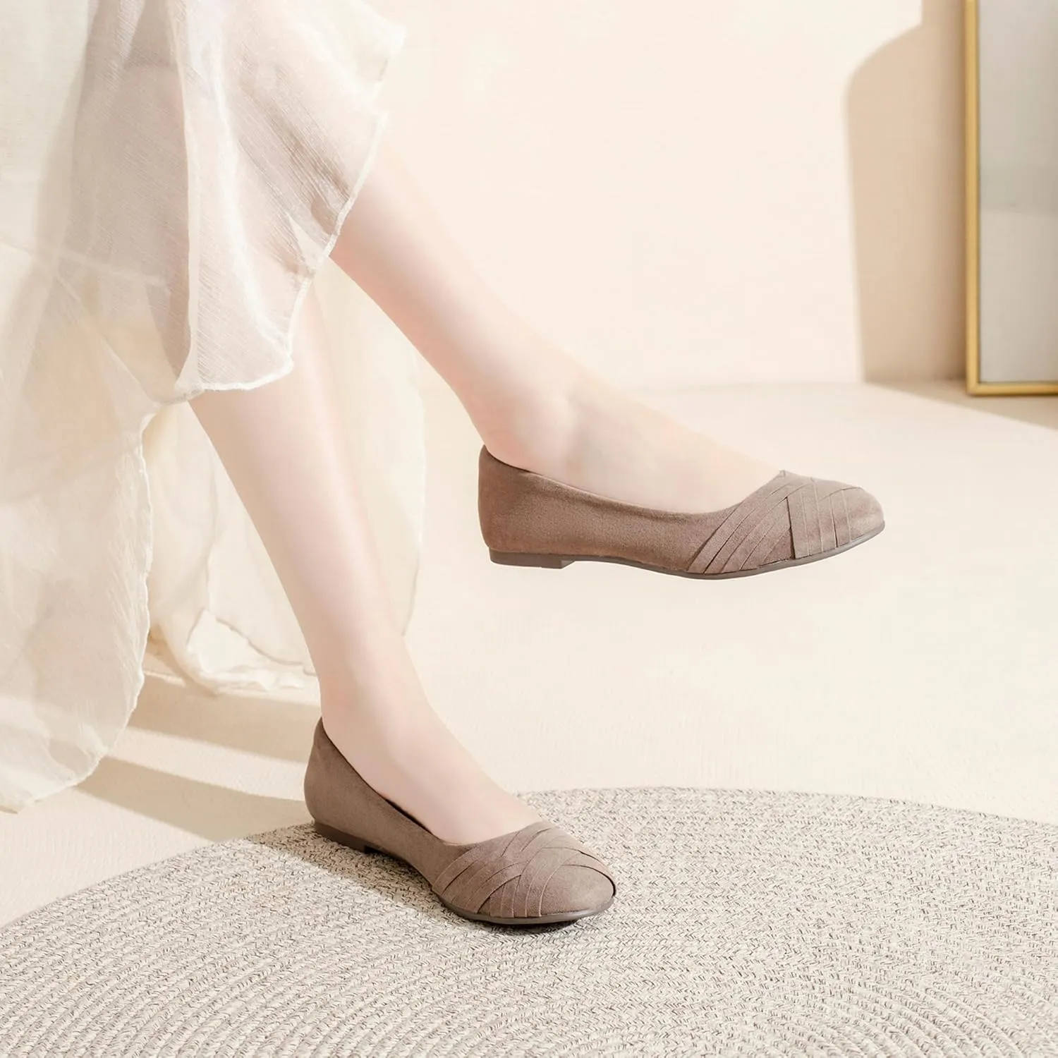 Veittes Women's Wide Width Flat Shoes, Comfortable Casual Round Toe Classy Design Ballet Flats.