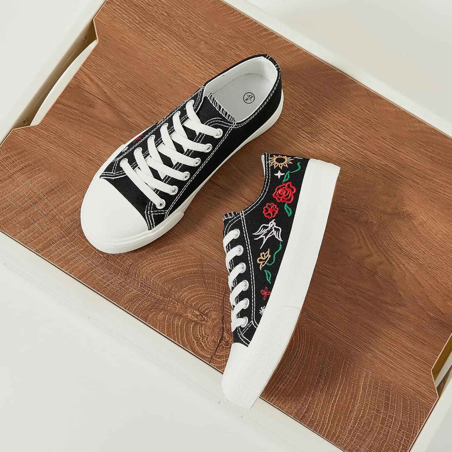 Women Canvas Sneakers with Embroidered Flower,Lace up White Tennis Shoes,Casual Low Top Fashion Sneakers